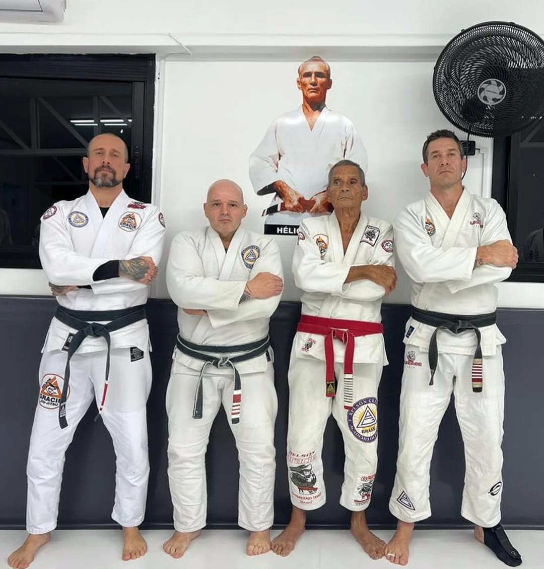 Grão-Mestre Relson Gracie ao lado de professores faixa-preta