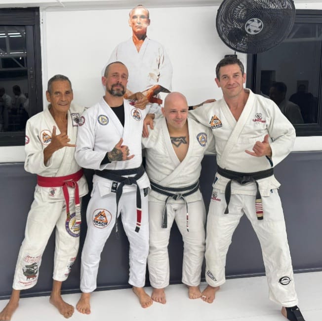Professores da Relson Gracie Vila Mariana ao lado do Grão-Mestre Relson Gracie