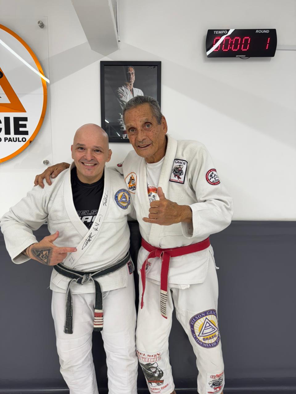 Grão-Mestre Relson Gracie com professor da unidade Vila Mariana