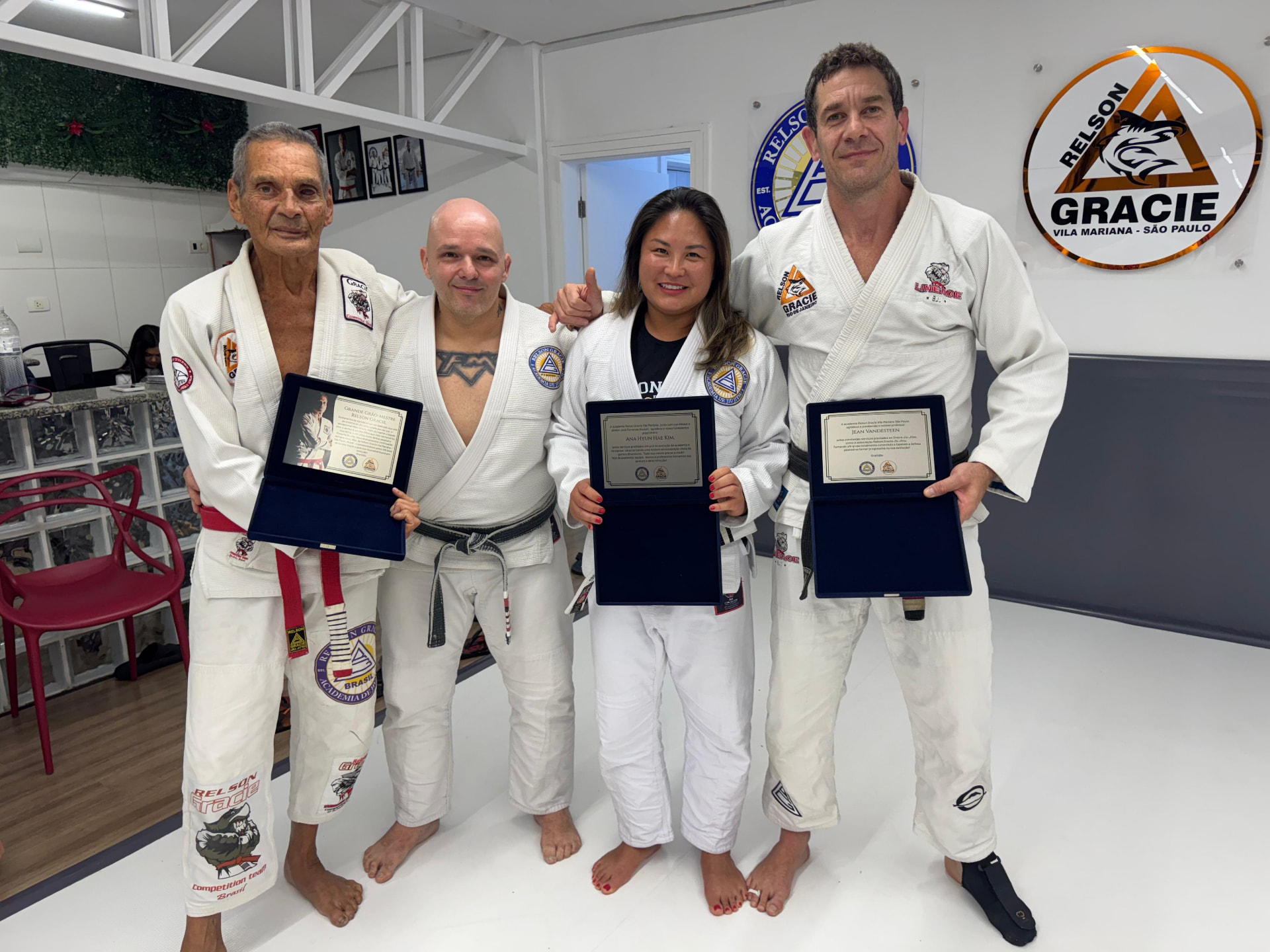 Homenagem entregue a mestres e professores da academia